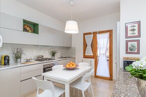 Dining table & kitchen