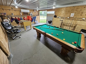 Barn game room (A/C, heat). Regulation pool table, darts, speaker, fire pit, etc