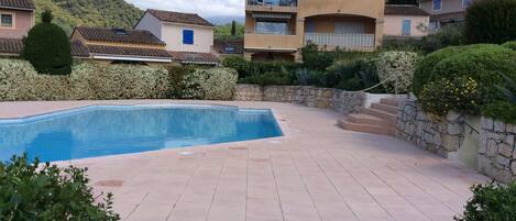 Piscine dans le domaine