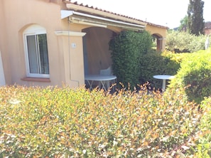 Maison avec jardinet, terrasse couverte, store banne 