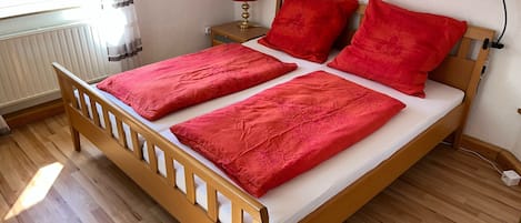 Schlafzimmer: großes Doppelbett, Kleiderschrank und Kommode 