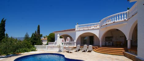 DETACHED VILLA WITH PRIVATE POOL