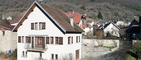 Roche d'Hautepierre en arrière plan de la maison.
