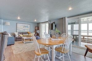 Living Room | Smart TV | Free WiFi | Central A/C