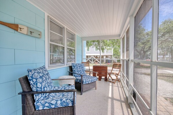 Screened porch has 4 large chairs, 2 small chairs, and expandable table.
