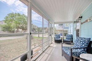 large screened porch wit plenty of seating  facing ocean side.
