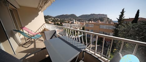 Terrasse pour 4 personnes avec une vue sur la mer et le Cap Canaille