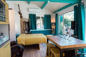 Studio chambre (lit queen) et cuisine équipée