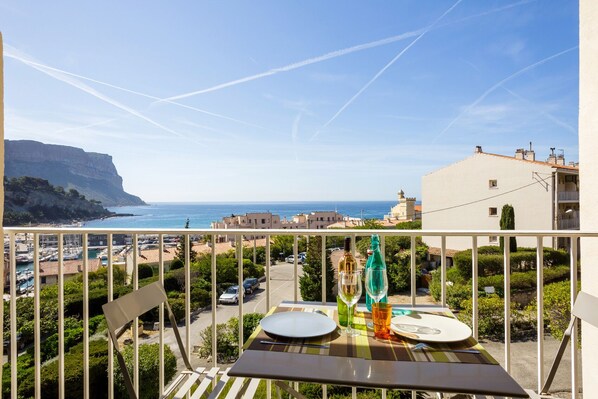 Coin repas pour petit-déjeuner, déjeuner et dîner avec vue sur la mer