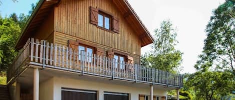 Chalet avec double garage et terrasse