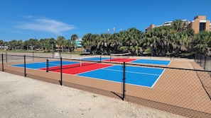 The complex also features 2 pickleball courts