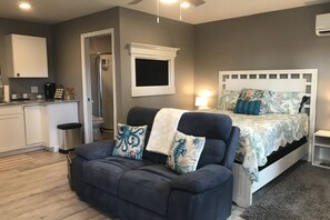 Cozy Studio Apartment - Queen Size Bed - en Suite Bathroom with step in shower
