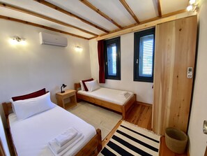 Twin room with air conditioning, wardrobe, bedside table and reading light