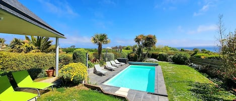 Piscine, vue mer