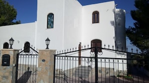 Front of villa and driveway