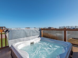 Hot tub | Reed Roost - The Laurels, Addlethorpe, near Skegness