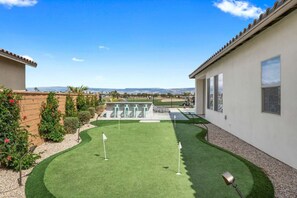 Huge putting green w/beautiful views!