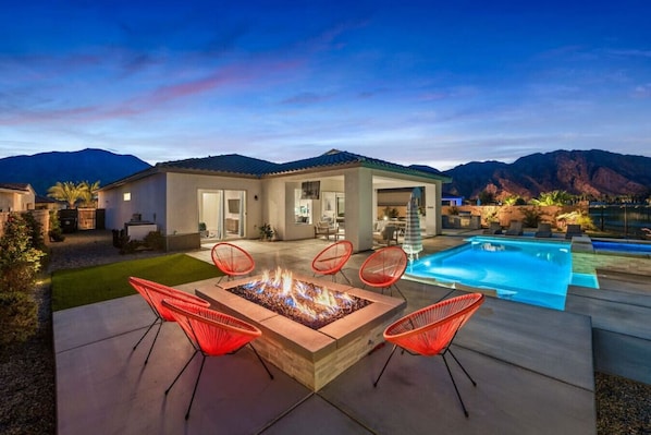 S'mores and sunshine by day, fire pit and stargazing by night! This backyard is ready for fun.