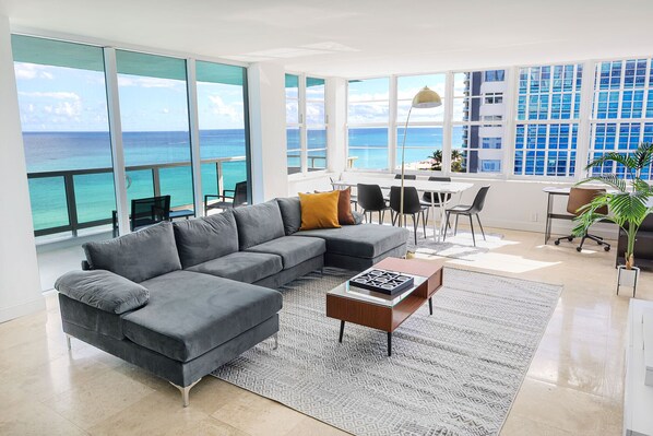 2bd Oceanfront Master Ste OceanView w/balcony, Pool, nearby dining, beach access