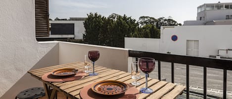 Terrace with table in holiday home in Albufeira 