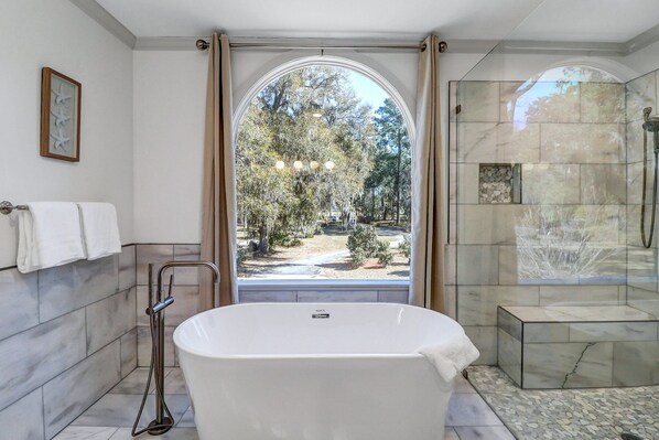 Master Bathroom w/  Luxurious Garden Tub.