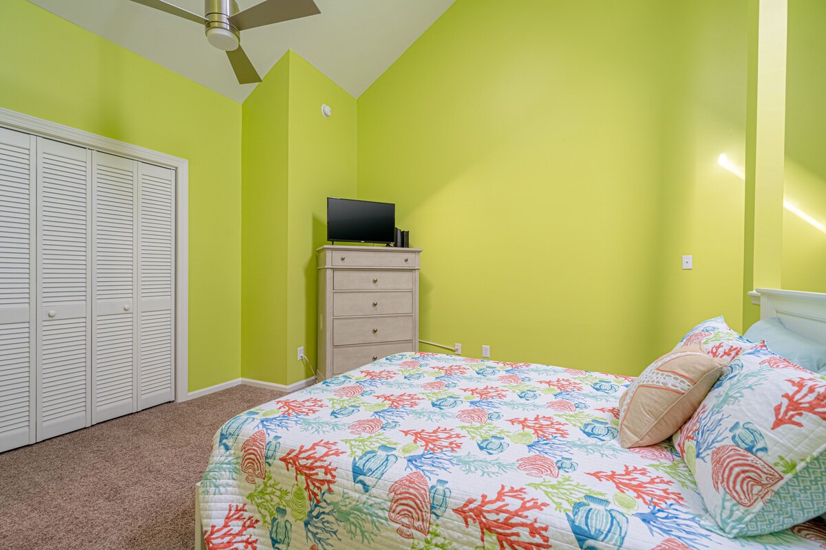 Tropical inspired 2 bed 2 bath, in an OCEANFRONT complex with 3 pools
