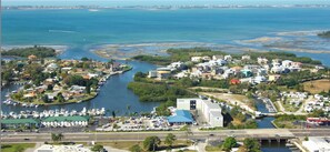 Close by Marina and Tiki bar& grill Walking distance 5 min or go with kayaks 