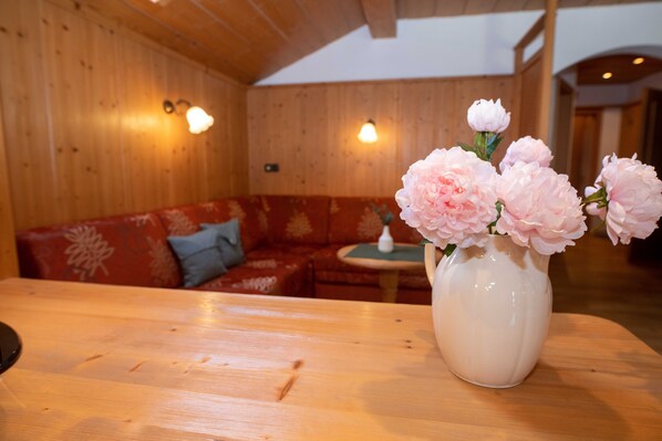 6 Ferienwohnung 85qm, Balkon, Kochnische, 2 Schlafzimmer, 1 Wohnschlafz., WLAN-Wohnzimmer