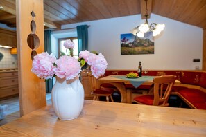 6 Ferienwohnung 85qm, Balkon, Kochnische, 2 Schlafzimmer, 1 Wohnschlafz., WLAN-Essecke