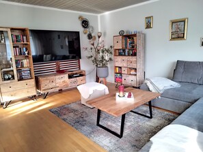 Ferienwohnung Lexa 75 qm, großer Wohnraum, ein Schlafzimmer und Terrasse-Wohnraum mit offener Küche
