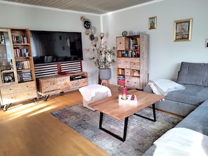 Ferienwohnung Lexa 75 qm, großer Wohnraum, ein Schlafzimmer und Terrasse-Wohnraum mit offener Küche
