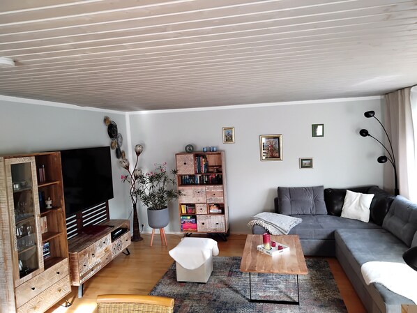 Ferienwohnung Lexa 75 qm, großer Wohnraum, ein Schlafzimmer und Terrasse-Wohnraum mit offener Küche