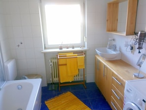 Ferienwohnung Lexa 75 qm, großer Wohnraum, ein Schlafzimmer und Terrasse-Badezimmer