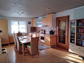 Ferienwohnung Lexa 75 qm, großer Wohnraum, ein Schlafzimmer und Terrasse-Wohnraum mit offener Küche