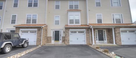 Spacious, clean and nicely appointed townhome 5 miles to the beach.