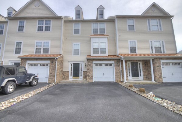 Spacious, clean and nicely appointed townhome 5 miles to the beach.