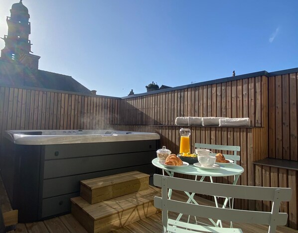 Terrasse de 12 m2 avec son spa et la vue sur l'église de Saint Thomas