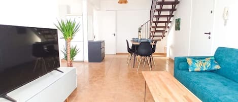 Living and dining area with Smart TV and NETFLIX inclusive.