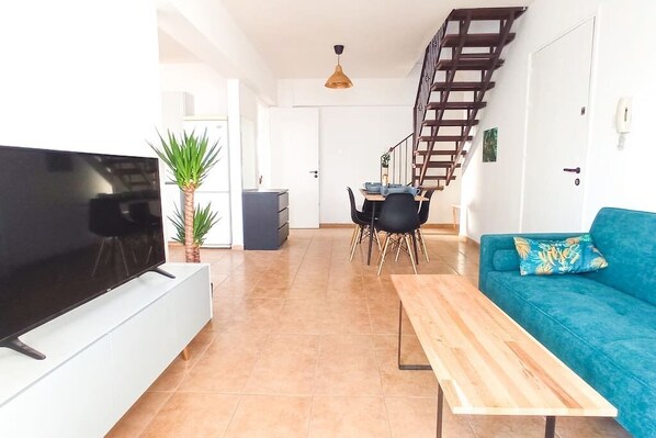 Living and dining area with Smart TV and NETFLIX inclusive.