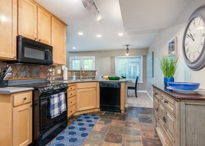 Full kitchen in Union Gateway home