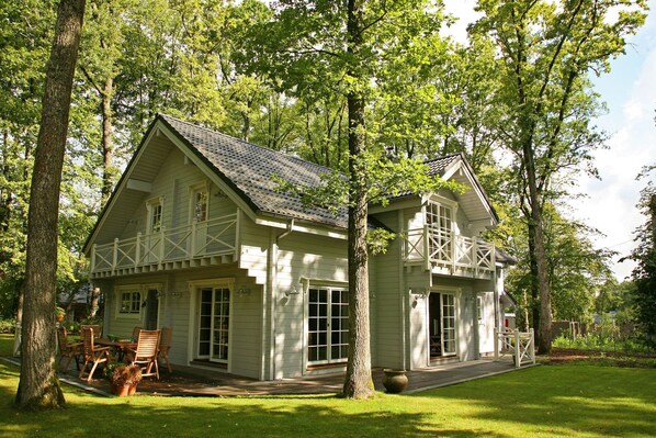 Stugans exteriör [sommar]