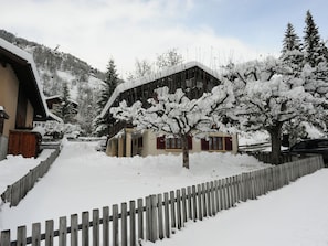 Stugans exteriör [vinter]