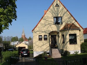 Außenseite Ferienhaus [Sommer]