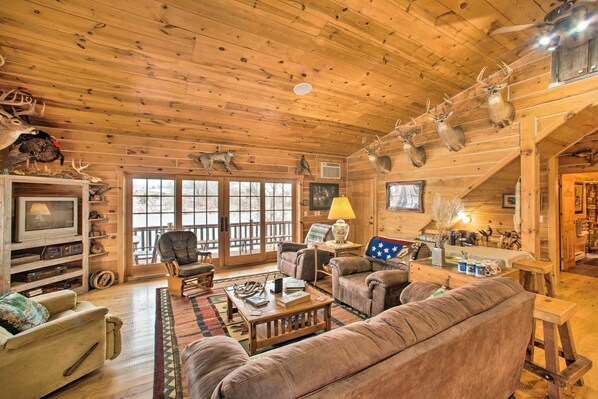 Powersville Vacation Rental | 6BR | 3.5BA | 2,800 Sq Ft | 3 Steps to Enter