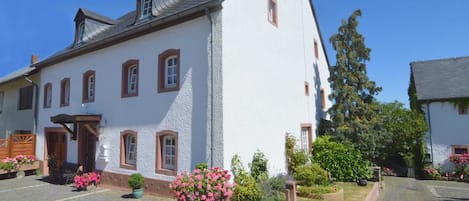 Außenseite Ferienhaus [Sommer]