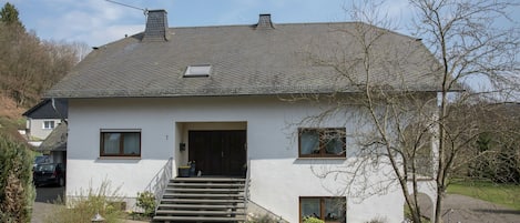 Außenseite Ferienhaus [Sommer]