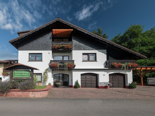 Außenseite Ferienhaus [Sommer]