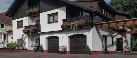 Außenseite Ferienhaus [Sommer]