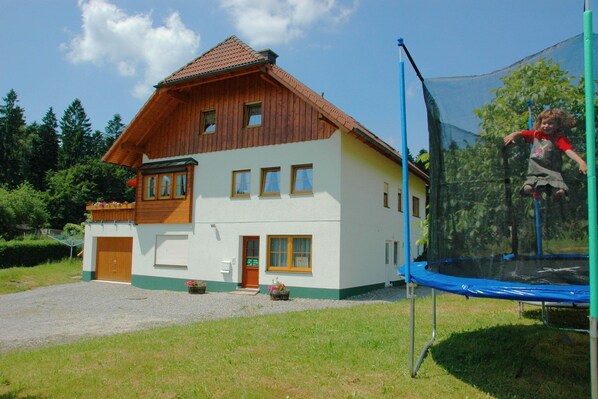 Außenseite Ferienhaus [Sommer]