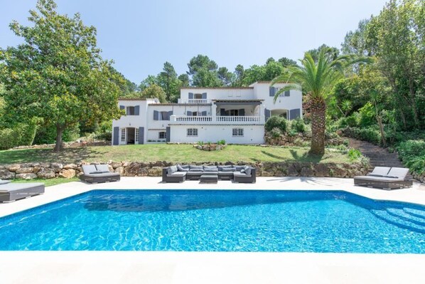 Vue Villa Anna et piscine